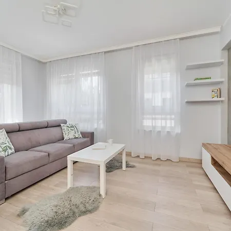 Spacious & Elegant Family With Parking Space & Ac In By Renters Lejlighed