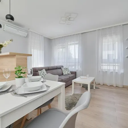 Spacious & Elegant Family With Parking Space & Ac In By Renters Lejlighed Wrocław