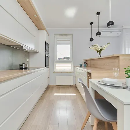 Spacious & Elegant Family With Parking Space & Ac In By Renters *