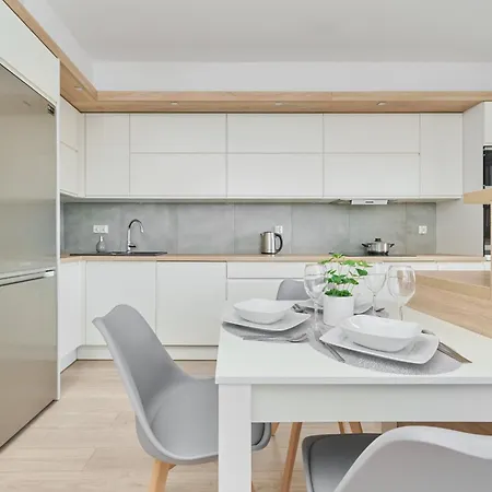 Apartment Spacious & Elegant Family With Parking Space & Ac In By Renters *