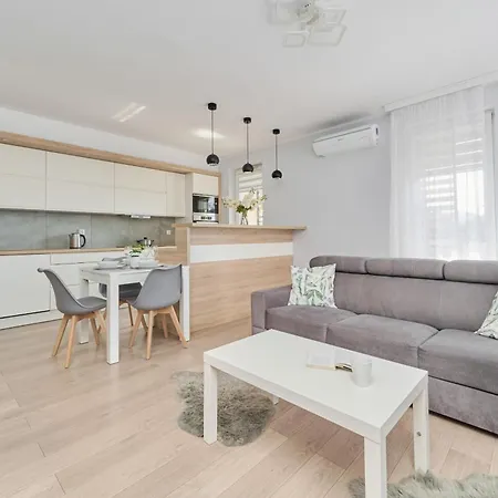 Spacious & Elegant Family With Parking Space & Ac In By Renters