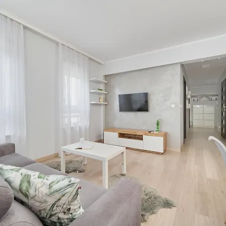 Spacious & Elegant Family With Parking Space & Ac In By Renters *