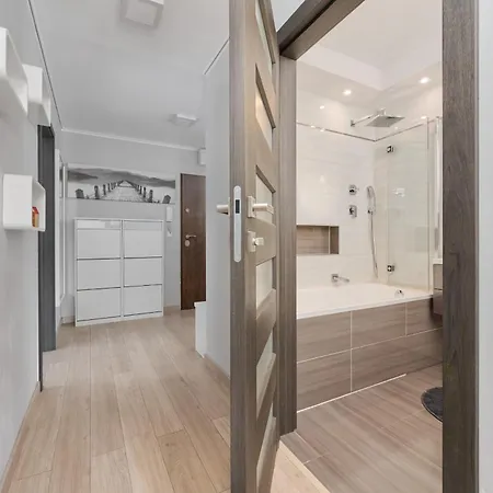 Spacious & Elegant Family With Parking Space & Ac In By Renters Διαμέρισμα