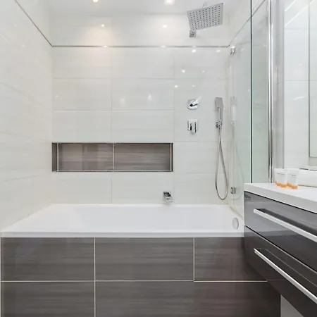 Spacious & Elegant Family With Parking Space & Ac In By Renters * Wroclaw