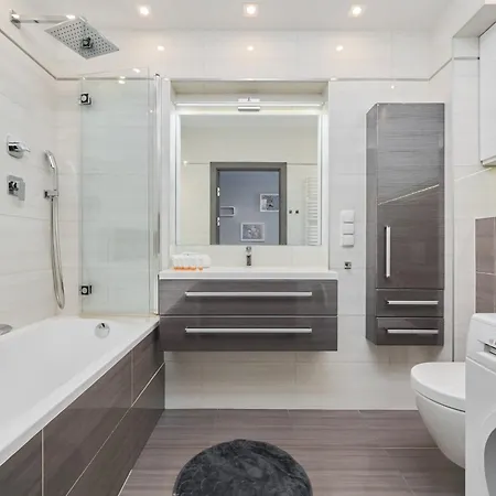 Apartment Spacious & Elegant Family With Parking Space & Ac In By Renters