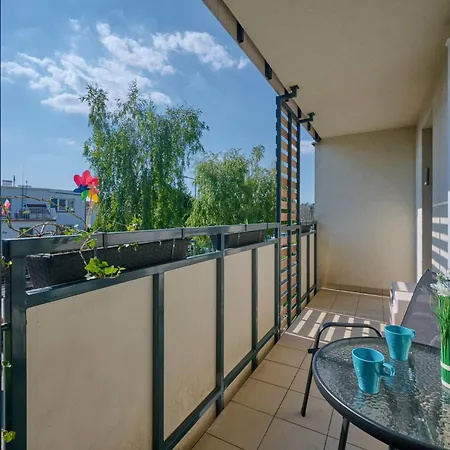 Spacious & Elegant Family With Parking Space & Ac In By Renters Διαμέρισμα