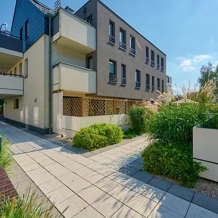 Spacious & Elegant Family With Parking Space & Ac In By Renters