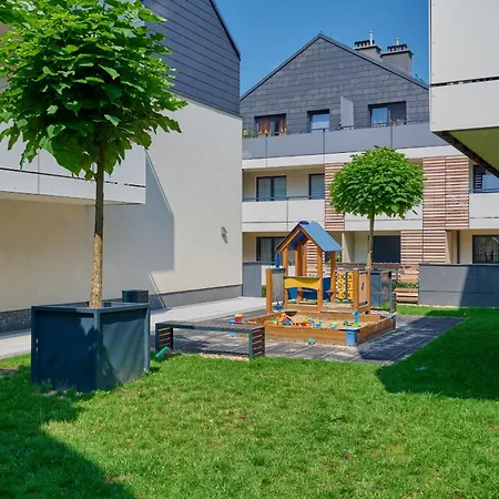 Spacious & Elegant Family With Parking Space & Ac In By Renters Apartment *