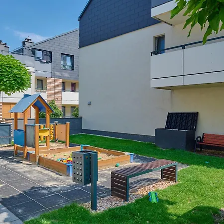 Spacious & Elegant Family With Parking Space & Ac In By Renters *